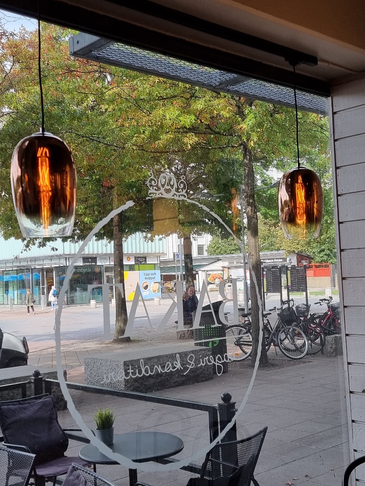 hängande fönster lampor på ett cafe